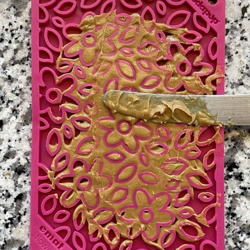 TAPIS DE LÉCHAGE ET D’OCCUPATION COMPACT POUR CHIEN ET CHAT - MOTIF FLEURS ROSE 🌸 - Image 3
