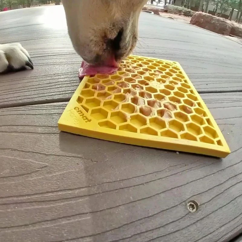 TAPIS DE LÉCHAGE ET D’OCCUPATION COMPACT POUR CHIEN ET CHAT - MOTIF NID D'ABEILLE 🐝 - Image 3