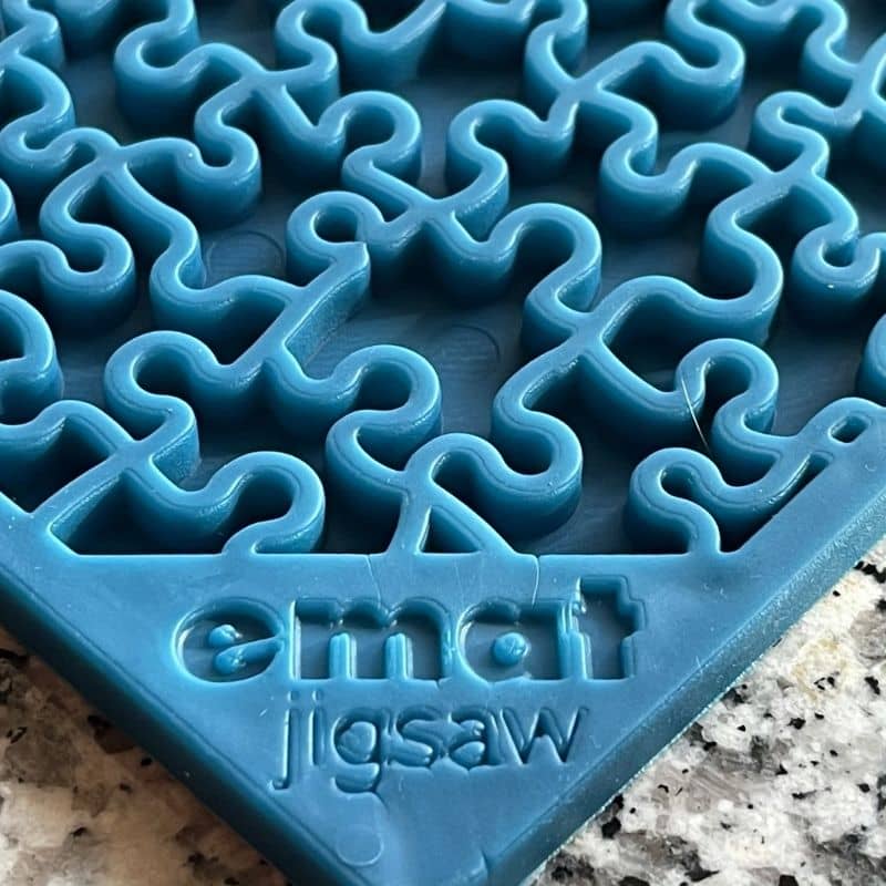 TAPIS DE LÉCHAGE ET D’OCCUPATION POUR CHIEN ET CHAT - MOTIF PUZZLE BLEU - Image 4